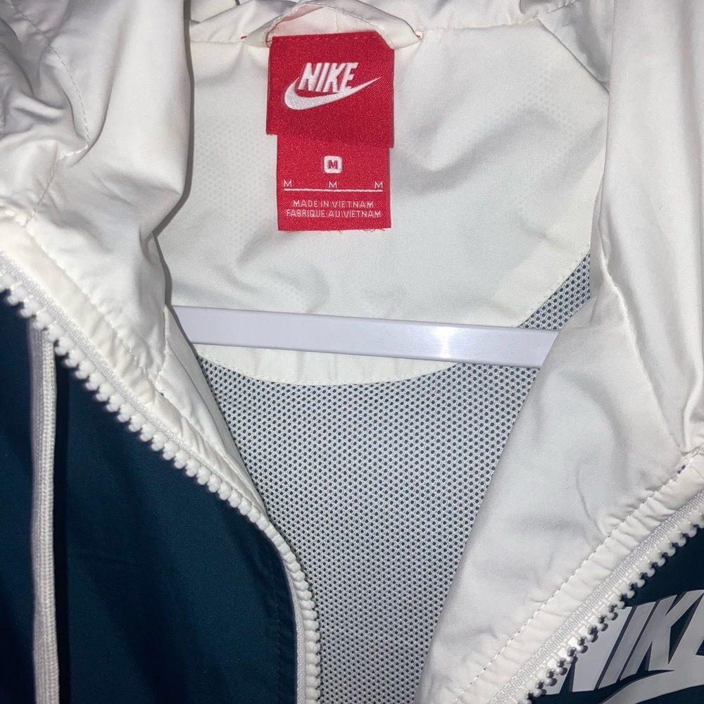 Women’s Nike windbreaker jacket NWOT - Picture 2 of 3